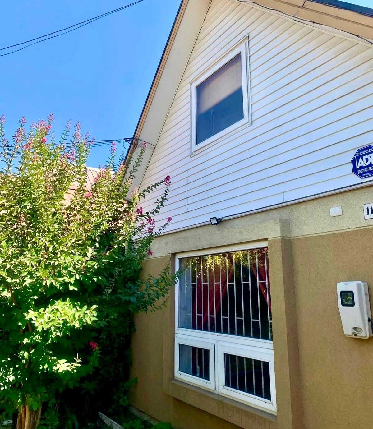 Casa de 2 Pisos con 3 Dormitorios y 2 Baños