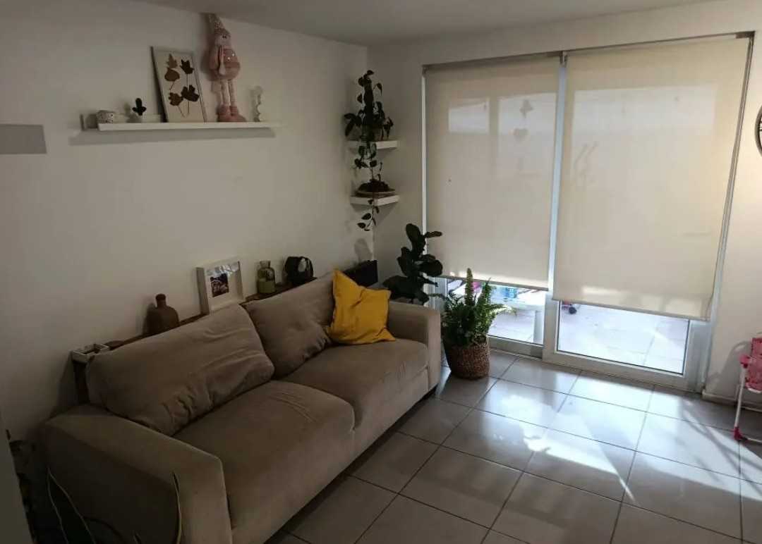 Casa Moderna con Amplio Jardín