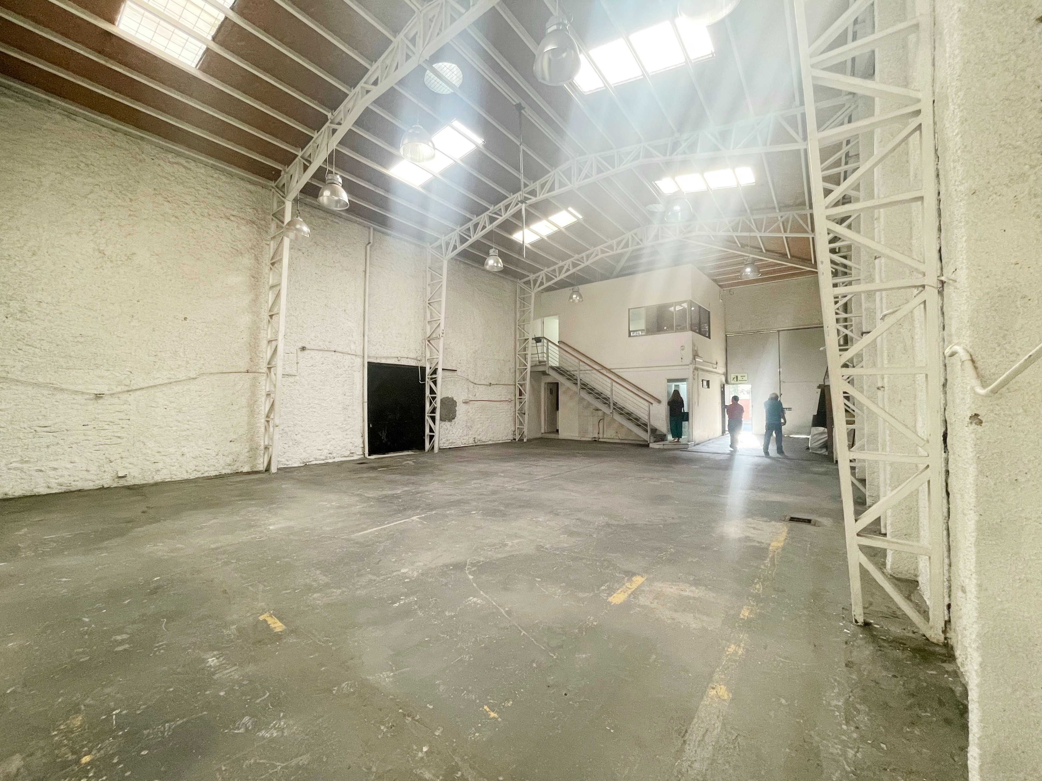 Bodega Comercial con Oficina en Santiago