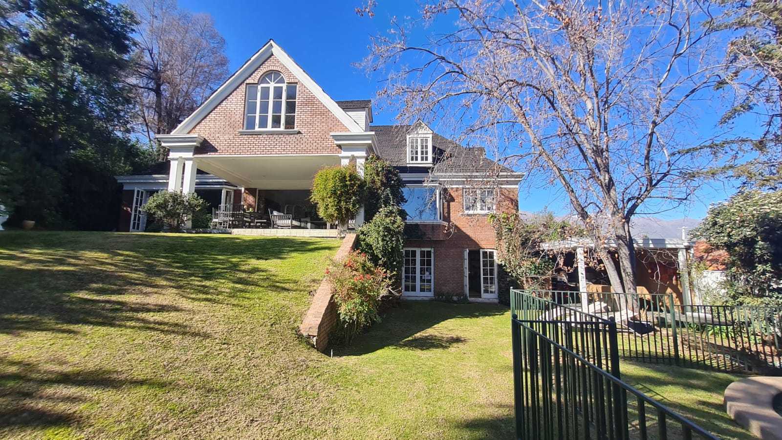 Casa Amplia con Excelente Conectividad